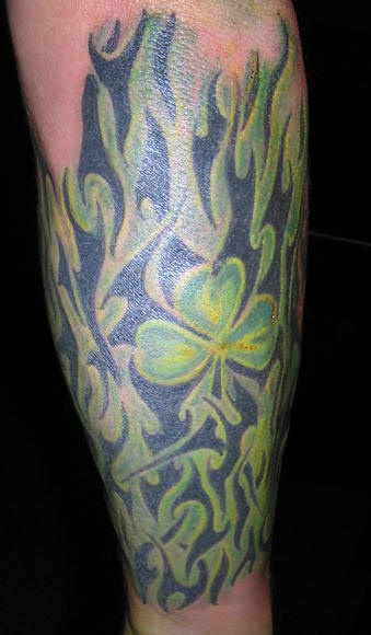 quadrifoglio nel colore verde tatuaggio particolare