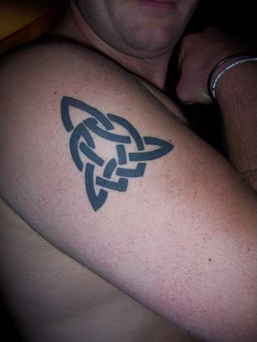 Le tatouage du symbole de trinité irlandais sur l"épaule