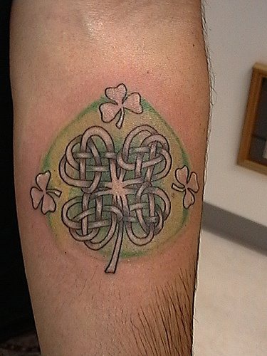 Tatuaje de un trébol formado por típicas tracerías de nudos celticos