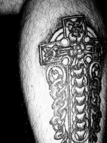 Tatuaje de una cruz con la tracería céltica