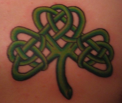 Tatuaje de un trébol formando por nudos celtas