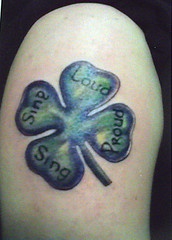quadrifoglio fortunato con scrittura irlandese tatuaggio