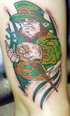 Le tatouage irlandais de leprechaun mythique