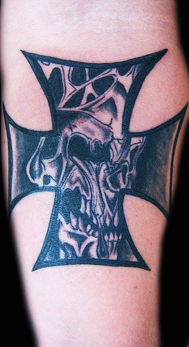 tatuaje de cruz maltesa con cráneo