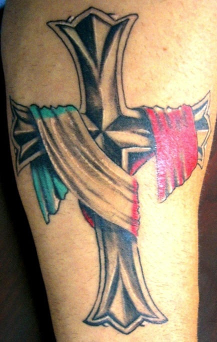 Tatuaje de la bandera italiana en una cruz