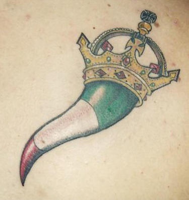 Le tatouage de corne en couleurs de drapeau italien