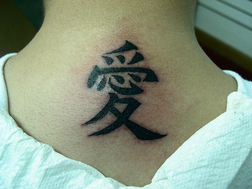 tatuaggio cinese sulla nuca