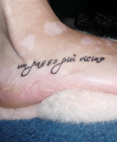 Tatuaje en la pie de una frase italiana