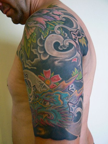drago blu asiatico tatuaggio sulla spalla