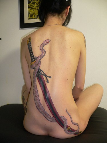 Tatuaje de una katana con una serpiente enroscada