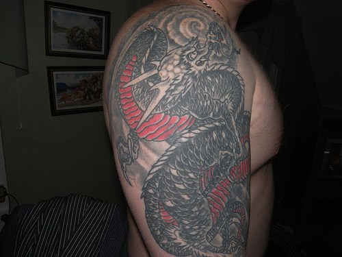 nero drago asiatico sul braccio tatuaggio