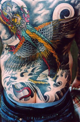 Tatuaje a color para toda espalda de un dragón asiáico