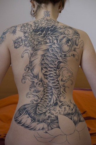Tatuaje incompleto para toda espalda de una carpa koi