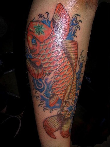 Tatuaje de una carpa koi en el mar