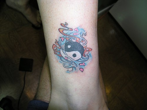 yin yang piccolo simbolo con traceri tatuaggio