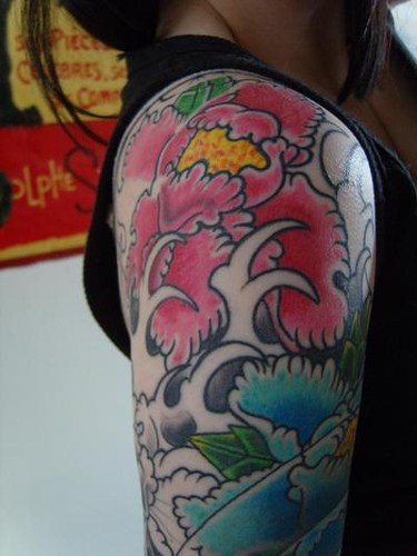 Tatuaje de flores asiáticos en la tormenta