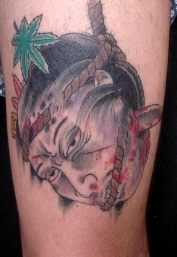 Tatuaje de la cabeza de un guerrero japonés muerto