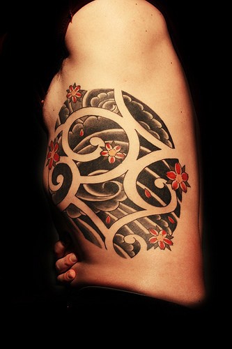 Le tatouage de la tornade asiatique avec des fleurs