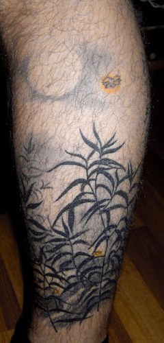 Tatuaje negro de hierba y hojas