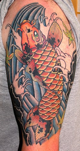 Tatuaje de una carpa koi en las olas