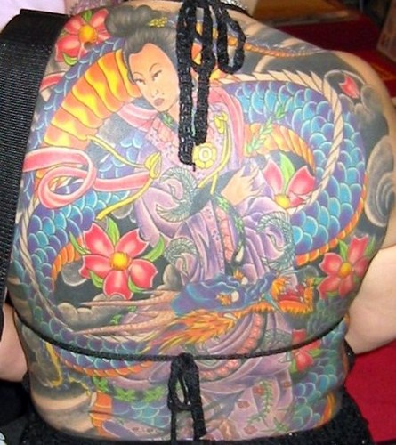 Tatuaje multicolor muy detallado de una geisha y un dragón