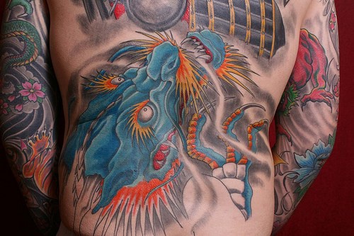 drago asiatico blu largo sulla schiena tatuaggio