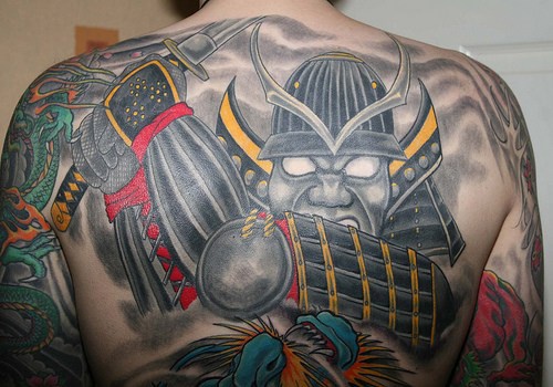 samurai giapponese con katana sulla schiena tatuaggio