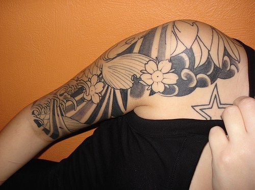 Le tatouage en style japonais sur une épaule