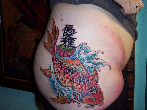 Tatuaje en la cadera de una carpa koi