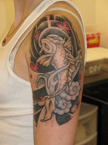 Tatuaje en el brazo de una carpa koi