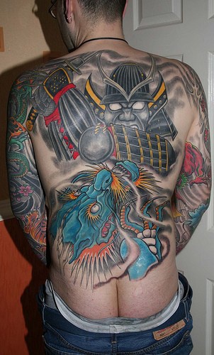 samurai e drago volante colorato sulla schiena tatuaggio