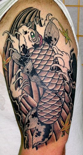 Tatuaje estilo japonés de una carpa koi