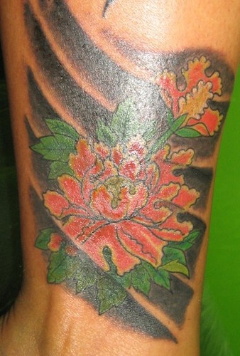 fiore elegante giapponese tatuaggio sulla gamba