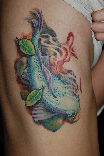 Tatuaje a color de una carpa koi
