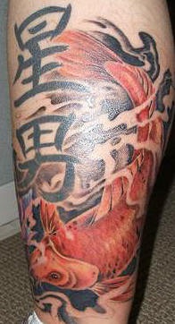 giaponese koi pesce e kanji tatuaggio