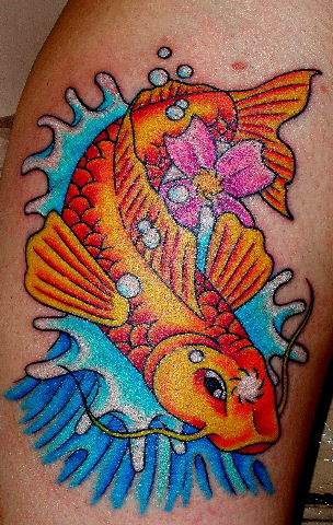 pesce koi in acqua tatuaggio colorato