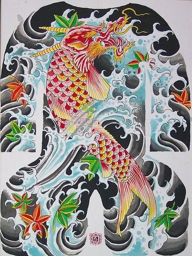 Diseño de un tatuaje estilo japonés de un pez en agua