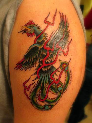 el tatuaje de la ave fenix en estilo japones hecho en el hombro