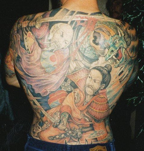 Tatuaje para espalda de un samurai japonés y un dragón