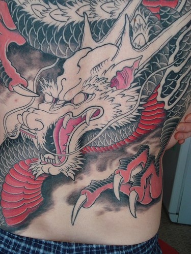 Le tatouage de dragon noir et rouge
