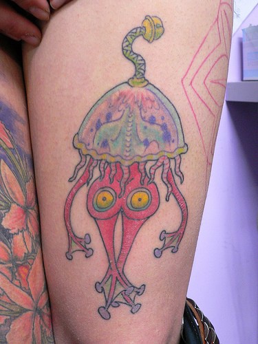 pazza bestia meduse tatuaggio colorato