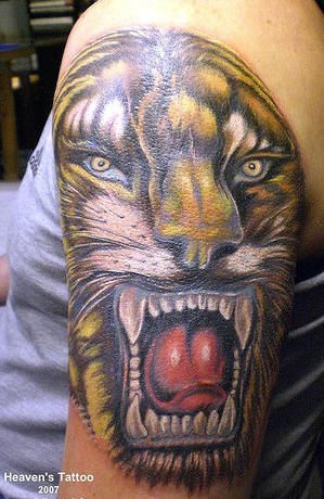 Realistischer brüllender Tigerkopf Tattoo