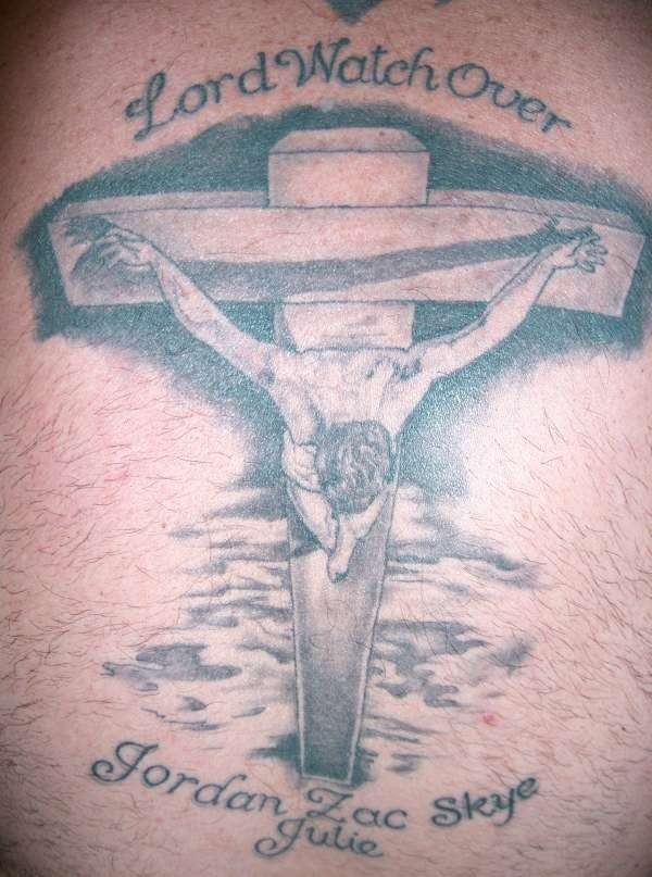 Tatuaje de Jesús crucificado y una frase