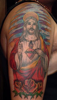 Le tatouage de Jésus et de coucher du soleil avec des roses en couleur