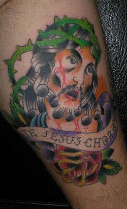 Tatuaje a color de Jesús torturado