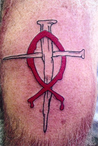 Tatuaje del símbolo de ichtus y una cruz de clavos
