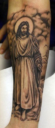 Le tatouage de Jésus comme un berger sur le bras