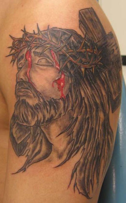 Tatuaje de Jesús en la cruz  sangrando con ojos cerrados