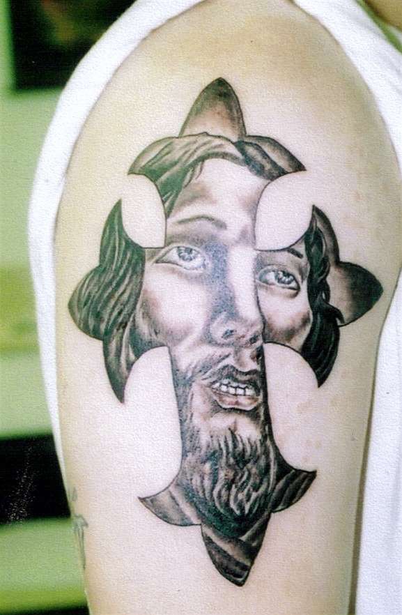 Gesicht des Jesuses in Kreuz Tattoo
