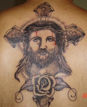 gesu" in croce con rosa tatuaggio